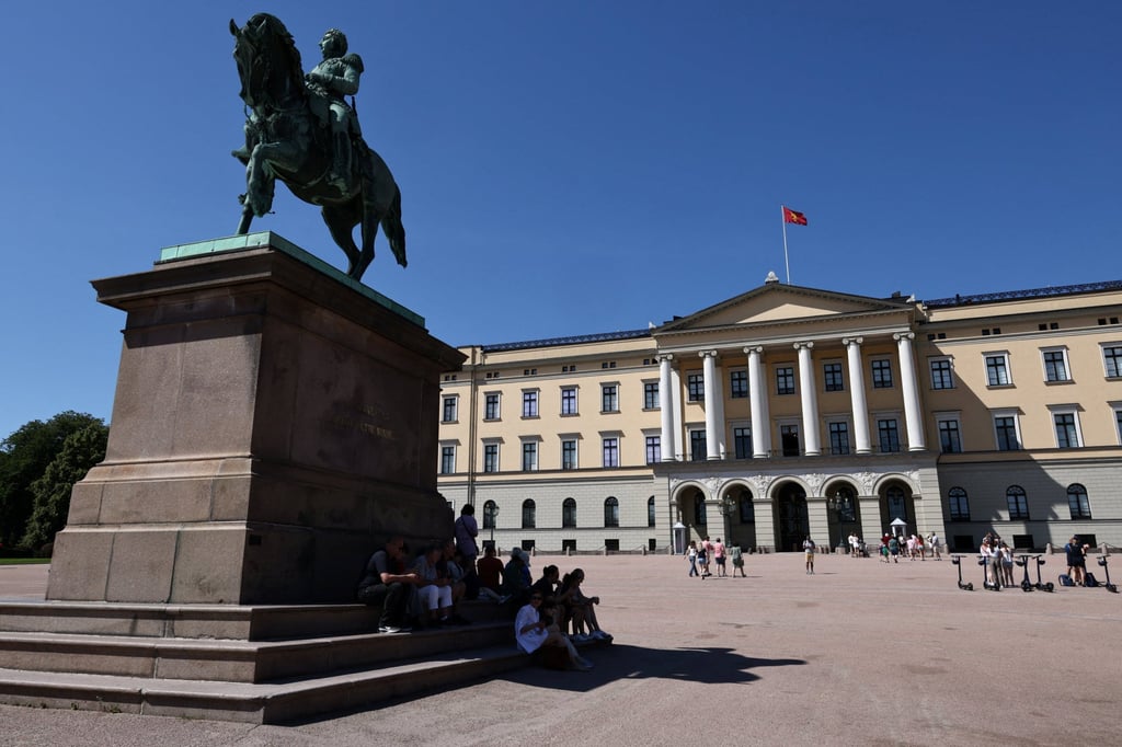 Tourists sit in the shade by a statue in front of The Royal Palace in Oslo, Norway, on July 10. Photo: Reuters Tourists sit in the shade by a statue in front of The Royal Palace in Oslo, Norway, on July 10. Photo: Reuters