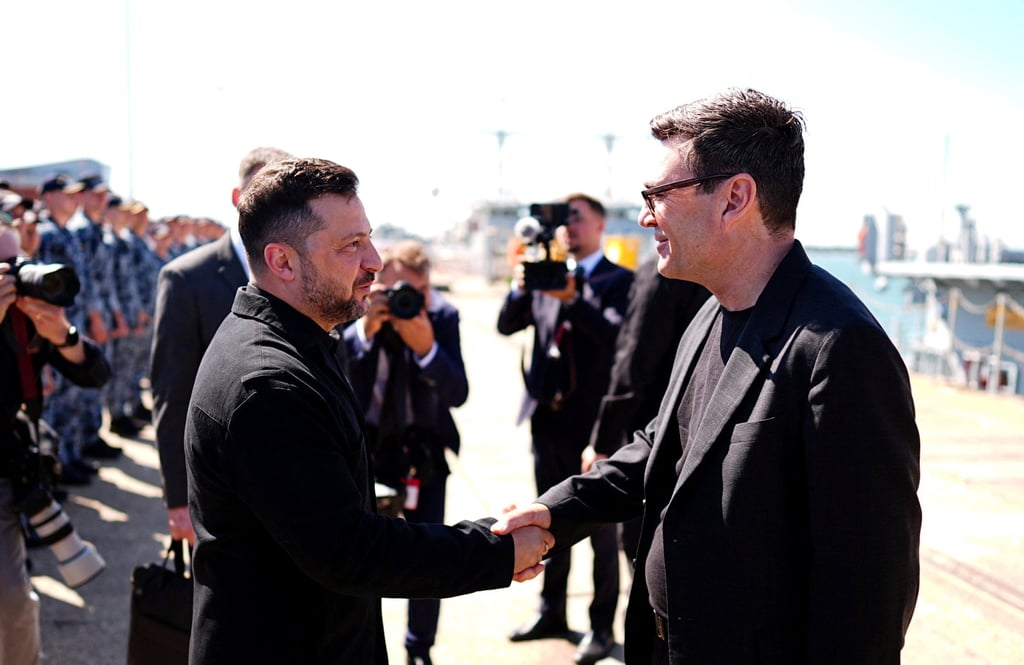 British Prime Minister Andy Burnham (right) greets the President of Ukraine, Volodymyr Zelensky at HM Naval Stadium in Portsmouth, Hampshire on Monday. Photo: via Reuters