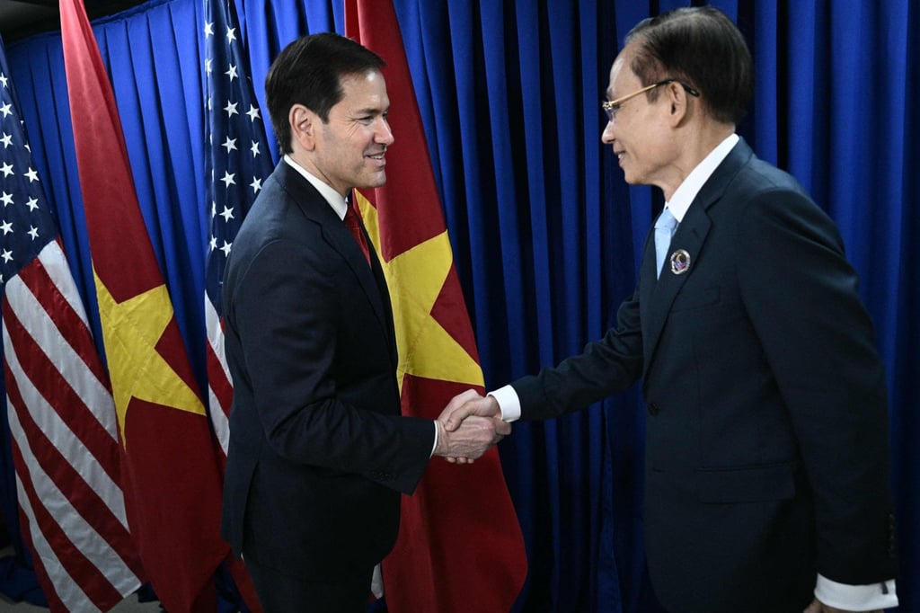 Ngoại trưởng Mỹ Marco Rubio bắt tay với Ngoại trưởng Việt Nam Lê Hoài Trung trước cuộc gặp bên lề Hội nghị Ngoại trưởng ASEAN tại Philippines hôm thứ Năm. Ảnh: AFP