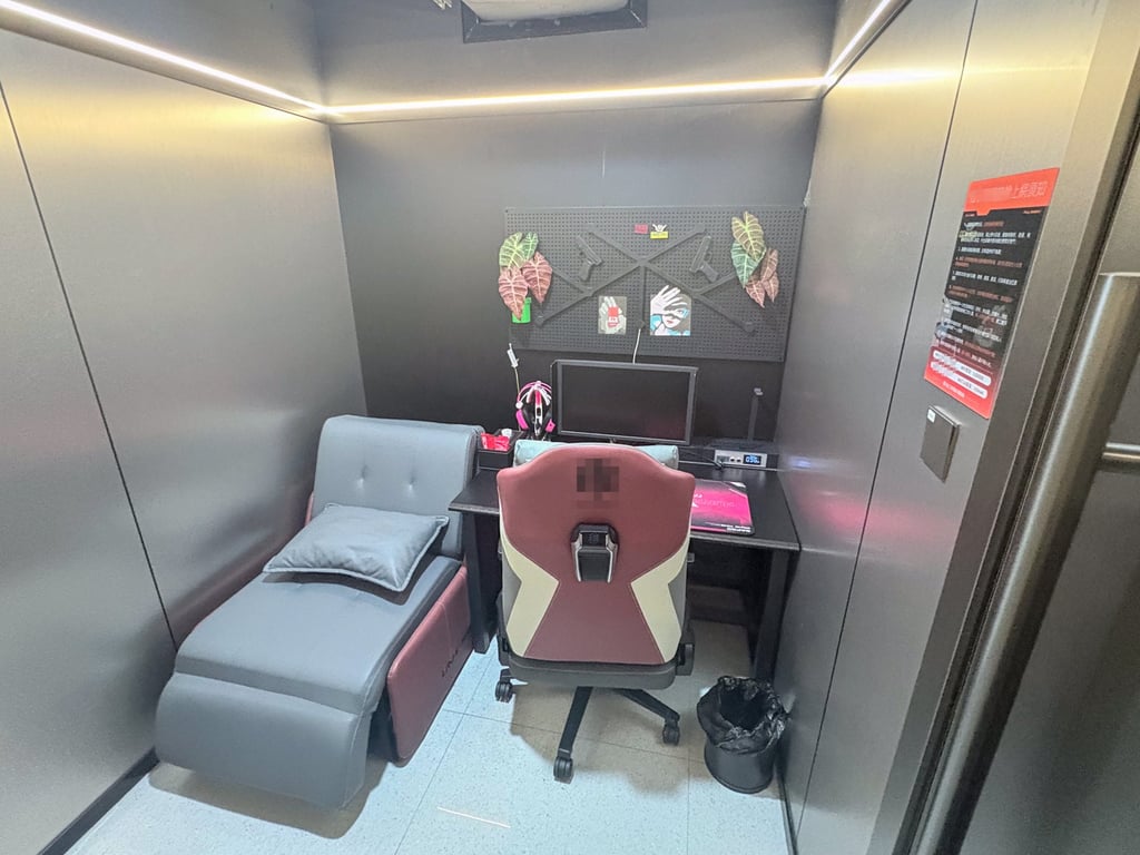 A room tailored for tourists and players to stay overnight at an internet cafe in Mong Kok, Hong Kong. Photo: Eric Jiang