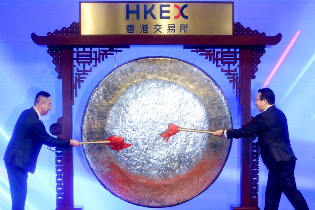 The listing ceremony for Zhongji Innolight at Hong Kong Exchanges and Clearing on Thursday, featuring executive director Wang Xiaodong (left) and chairman Liu Sheng. Photo: Jonathan Wong
