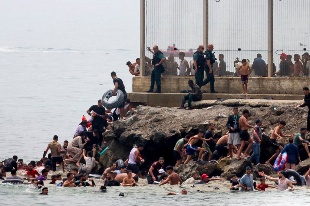 Migrants reach Spanish territory after swimming from Morocco to Ceuta on Thursday. Photo: EPA Migrants reach Spanish territory after swimming from Morocco to Ceuta on Thursday. Photo: EPA