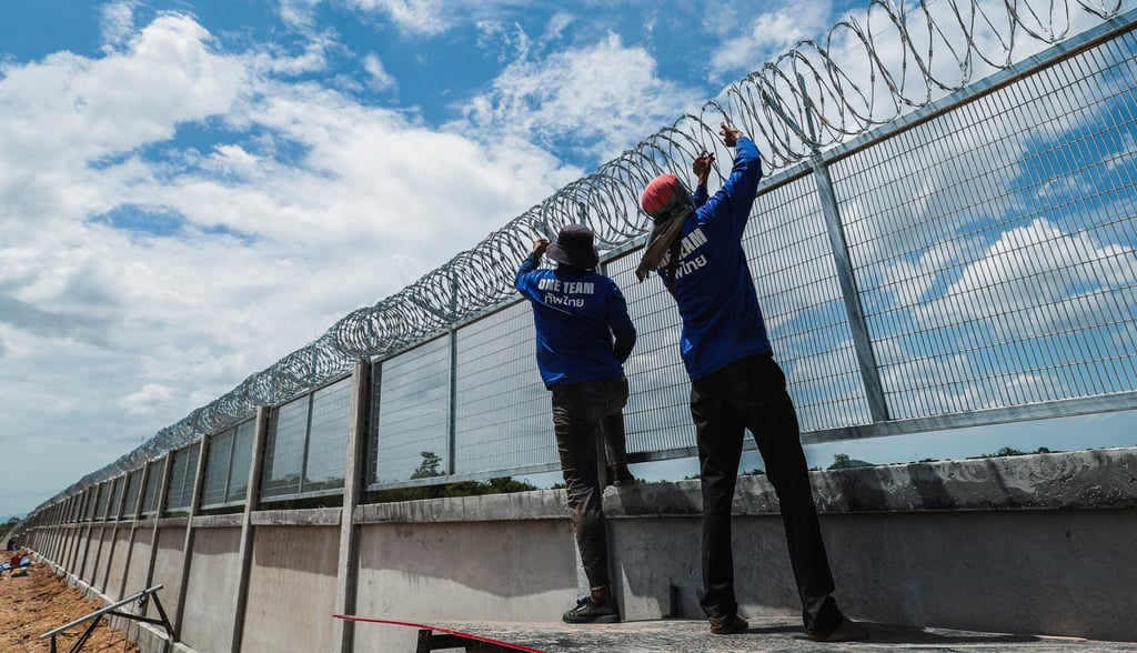 Workers install concertina razor wire on a section of the border fence between Thailand and Cambodia in Pong Nam Ron district, Chanthaburi province, Thailand, on July 22. Photo: Reuters Workers install concertina razor wire on a section of the border fence between Thailand and Cambodia in Pong Nam Ron district, Chanthaburi province, Thailand, on July 22. Photo: Reuters