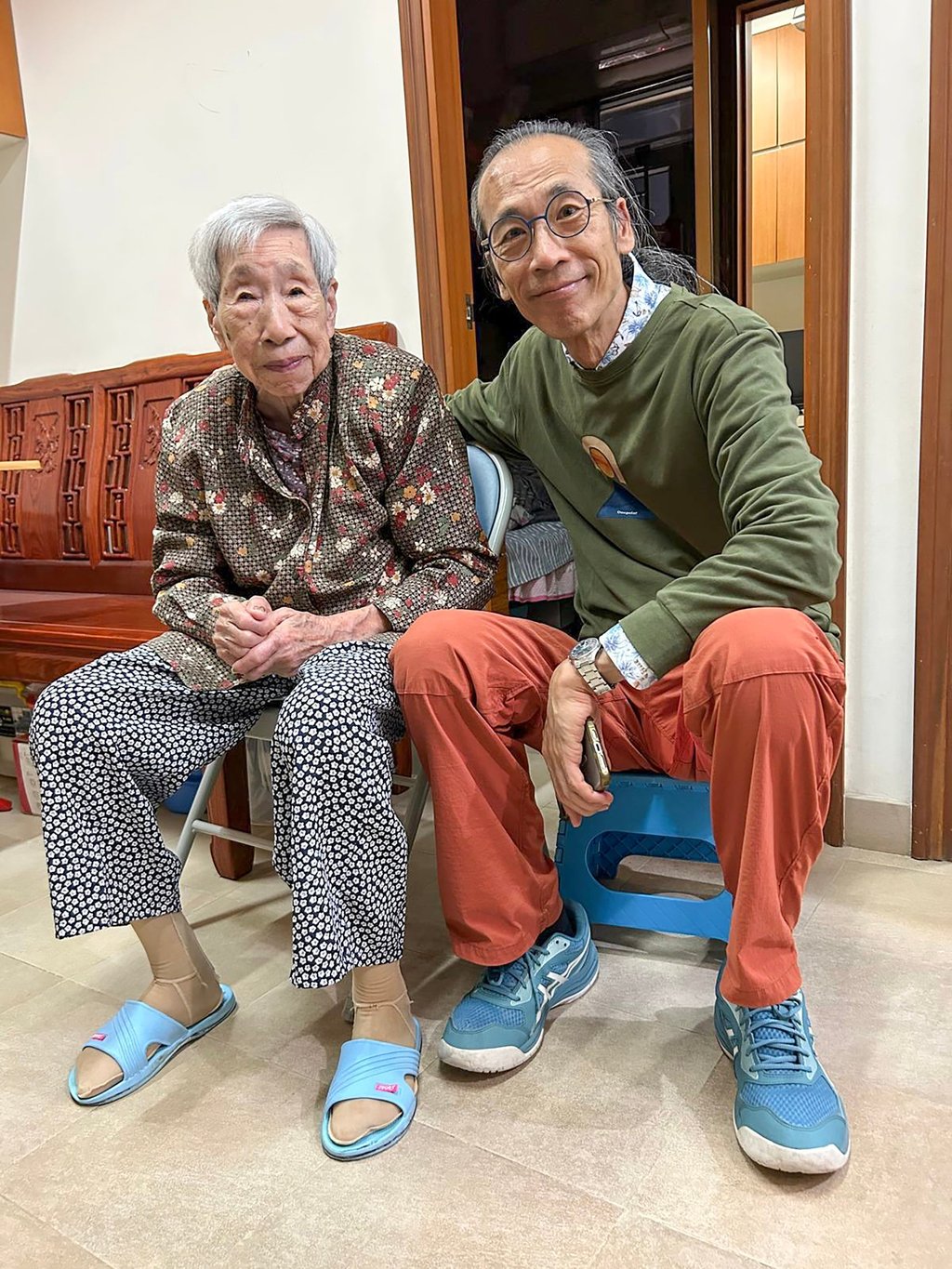 Chan Yiu-kuen with her eldest son Hillman Tam. Photo: Handout