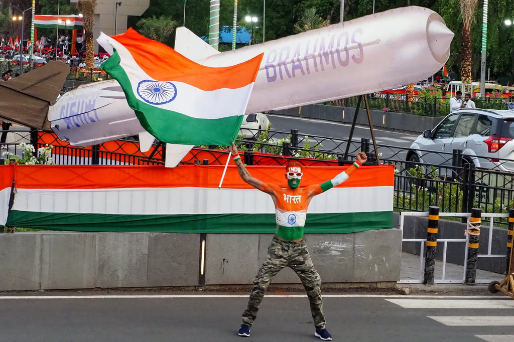 Un hombre ondea la bandera nacional de la India frente a una réplica del sistema de misiles BrahMos en Ahmedabad el año pasado. Foto: AFP Un hombre ondea la bandera nacional de la India frente a una réplica del sistema de misiles BrahMos en Ahmedabad el año pasado. Foto: AFP