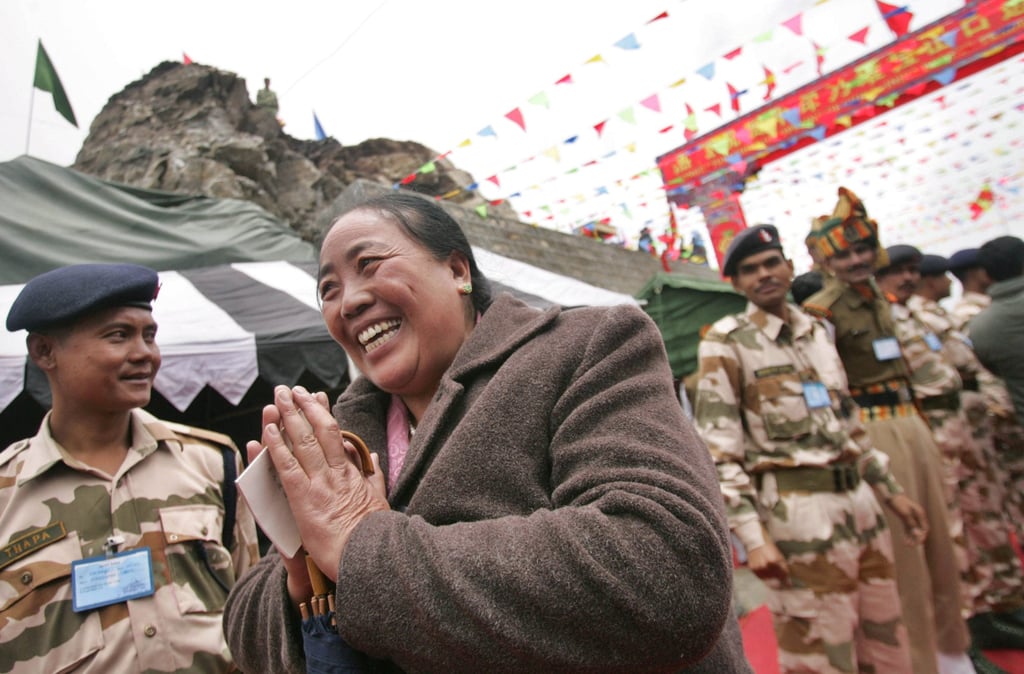 A trader from China greets soldiers and media after crossing over to the Indian side of Nathu La Pass, in the northeastern Indian state of Sikkim, in July 2006. Photo: AP A trader from China greets soldiers and media after crossing over to the Indian side of Nathu La Pass, in the northeastern Indian state of Sikkim, in July 2006. Photo: AP
