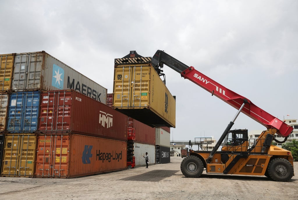 Una grúa móvil transporta un contenedor para apilarlo en un depósito en el estado de Gujarat, al oeste de la India, el 15 de julio. El comercio bilateral con la ASEAN alcanzó los 128.000 millones de dólares el año pasado. Foto: Reuters Una grúa móvil transporta un contenedor para apilarlo en un depósito en el estado de Gujarat, al oeste de la India, el 15 de julio. El comercio bilateral con la ASEAN alcanzó los 128.000 millones de dólares el año pasado. Foto: Reuters