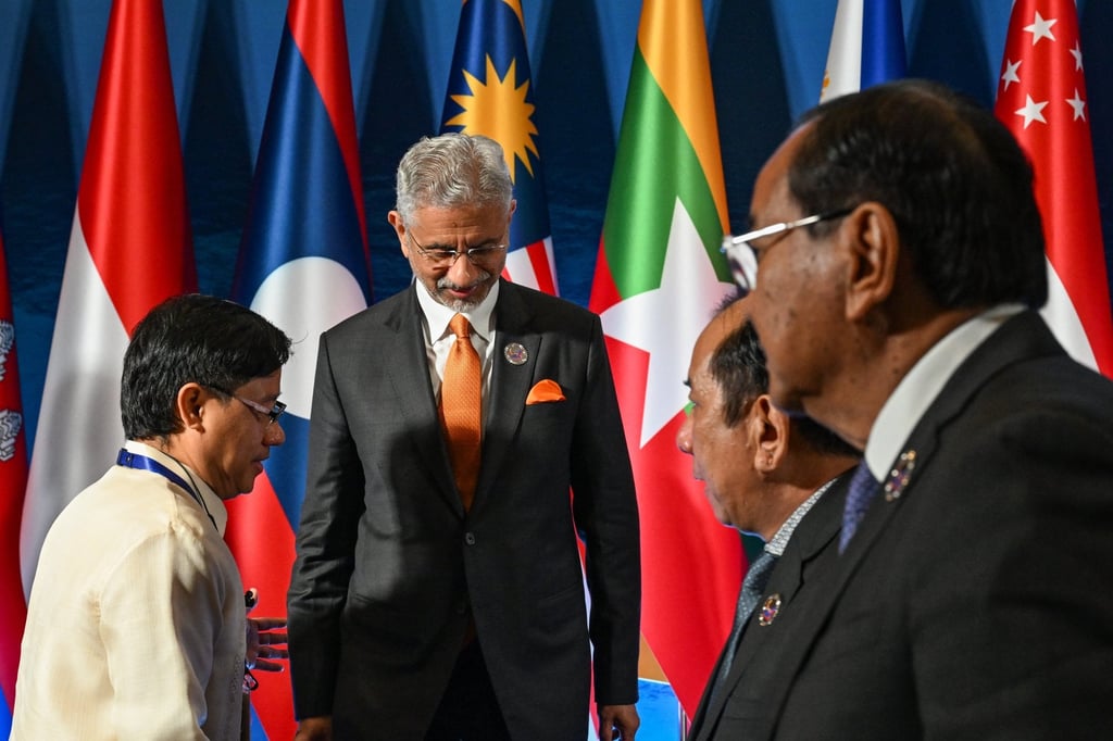 El ministro de Asuntos Exteriores de la India, S. Jaishankar (centro), camina tras una foto de grupo durante la Conferencia Postministerial de la ASEAN con la India en Metro Manila el 22 de julio. Foto: EPA El ministro de Asuntos Exteriores de la India, S. Jaishankar (centro), camina tras una foto de grupo durante la Conferencia Postministerial de la ASEAN con la India en Metro Manila el 22 de julio. Foto: EPA