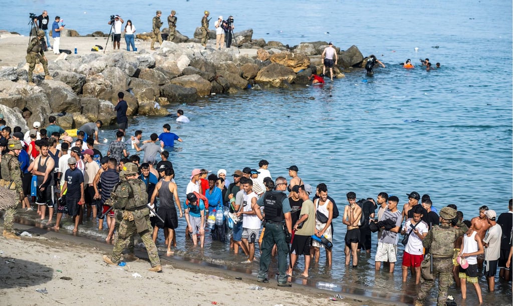 Spanish police officers block migrants crossing the maritime border from Morocco into the Spanish enclave of Ceuta on Friday. Photo: dpa Spanish police officers block migrants crossing the maritime border from Morocco into the Spanish enclave of Ceuta on Friday. Photo: dpa