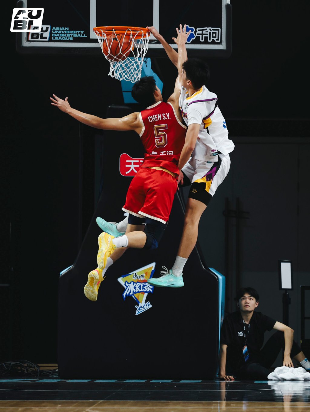 Chinese University’s Yip Mau-shing (right) slams the ball into the basket for two of his nine points against Peking University. Photo: AUBL Chinese University’s Yip Mau-shing (right) slams the ball into the basket for two of his nine points against Peking University. Photo: AUBL