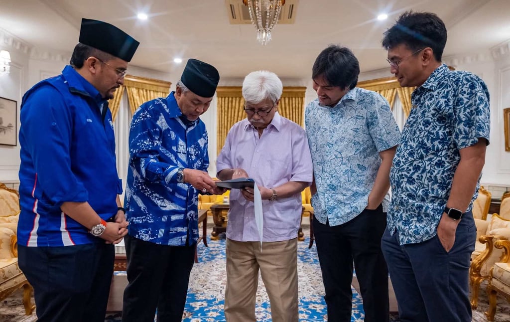 BN and PN leaders are invited by Negeri Sembilan ruler Tuanku Muhriz Tuanku Munawir (centre) to form the new state government on Saturday. Photo: Facebook/barisanasional BN and PN leaders are invited by Negeri Sembilan ruler Tuanku Muhriz Tuanku Munawir (centre) to form the new state government on Saturday. Photo: Facebook/barisanasional