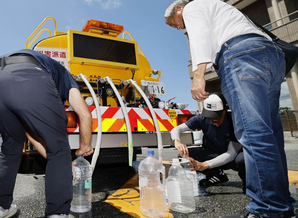 People collect water from a tanker truck in Uki, Kumamoto prefecture, on Friday. Photo: Kyodo People collect water from a tanker truck in Uki, Kumamoto prefecture, on Friday. Photo: Kyodo