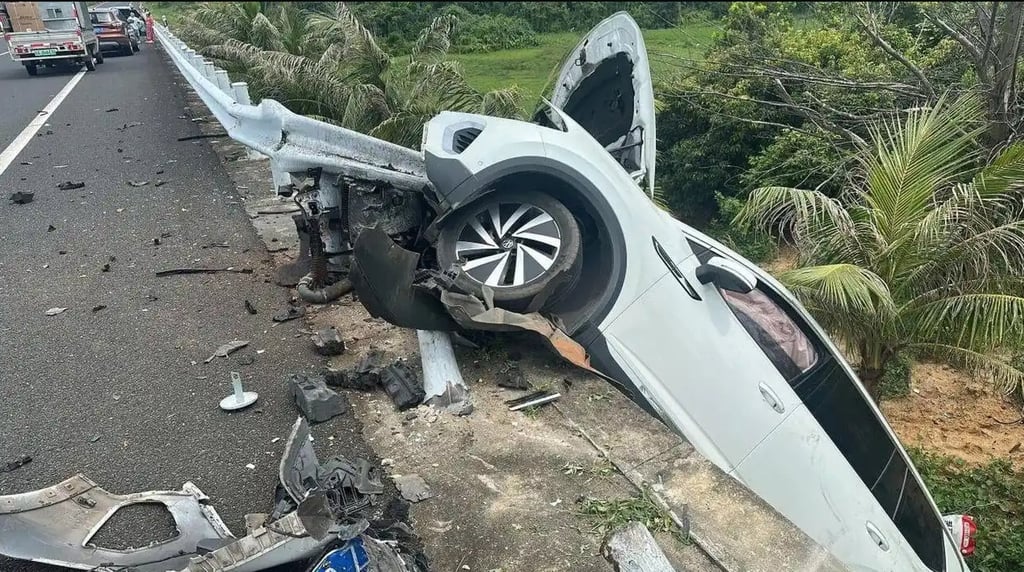 On July 20, while travelling along a mountainous highway, they spotted a car that had crashed through the crash barrier and was teetering on the edge. Photo: Baidu
