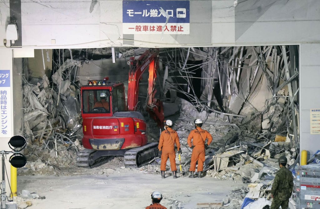 Heavy machinery removes debris at Aeon Mall Kumamoto on Friday. Photo: Kyodo/AP Heavy machinery removes debris at Aeon Mall Kumamoto on Friday. Photo: Kyodo/AP