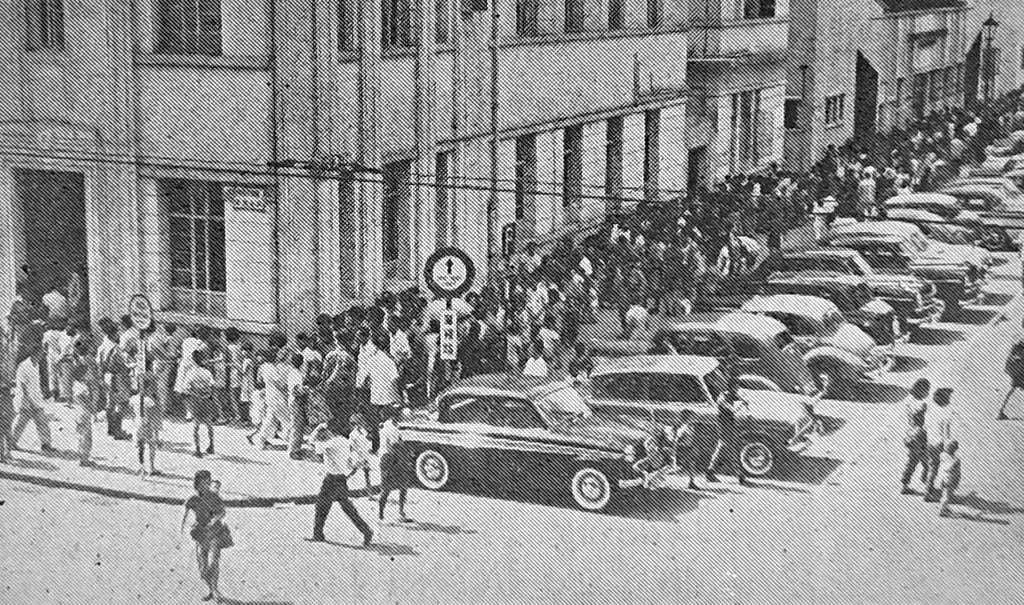 People queue up outside a government clinic in Wan Chai to get anti-cholera vaccinations. File photo: SCMP