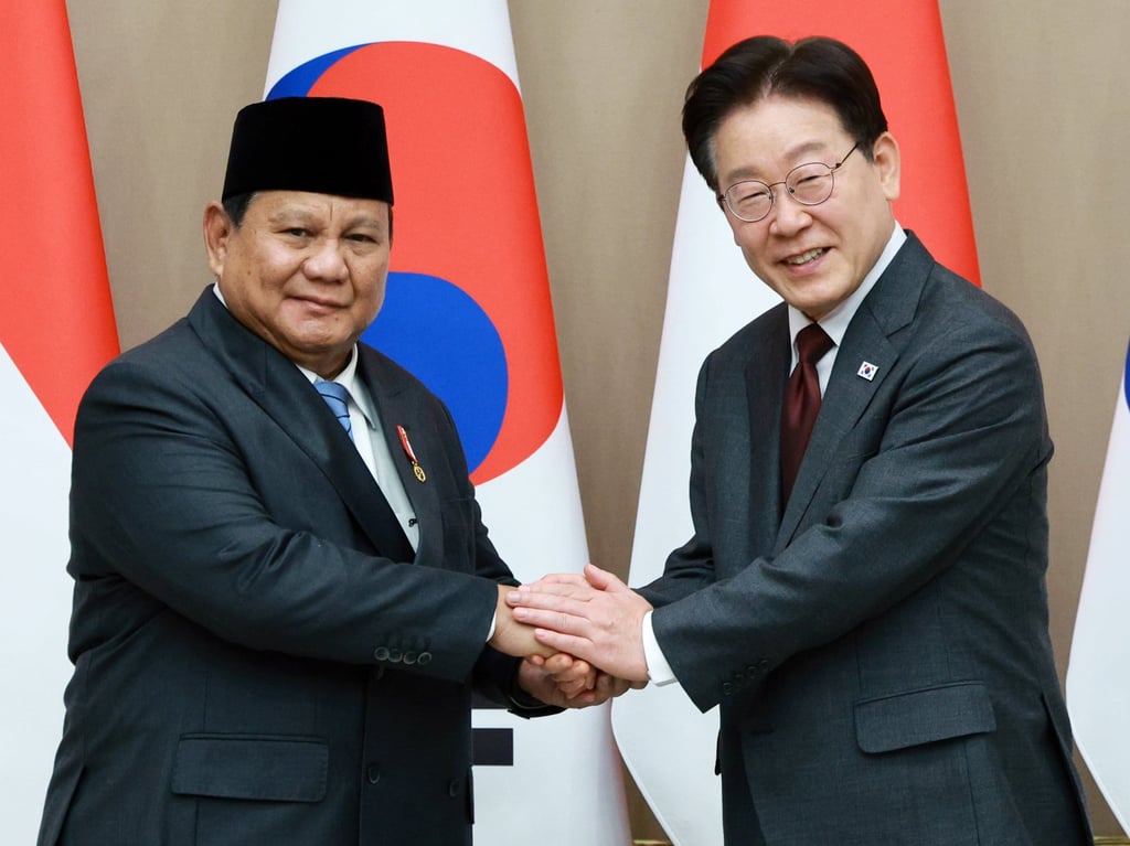 Indonesian President Prabowo Subianto (left) and South Korean President Lee Jae Myung shake hands before their meeting at presidential office in Seoul on April 1. Photo: Yonhap/AP