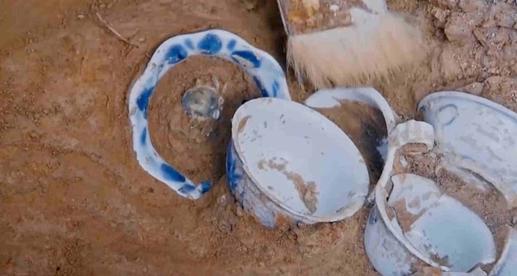 Discovered between 2018 and 2022 in the ruins of Zhouqiao Bridge by the Bianhe River in Kaifeng, Henan province, this charming Ming dynasty interactive ceramic wine cup dates back hundreds of years. Photo: CCTV Discovered between 2018 and 2022 in the ruins of Zhouqiao Bridge by the Bianhe River in Kaifeng, Henan province, this charming Ming dynasty interactive ceramic wine cup dates back hundreds of years. Photo: CCTV