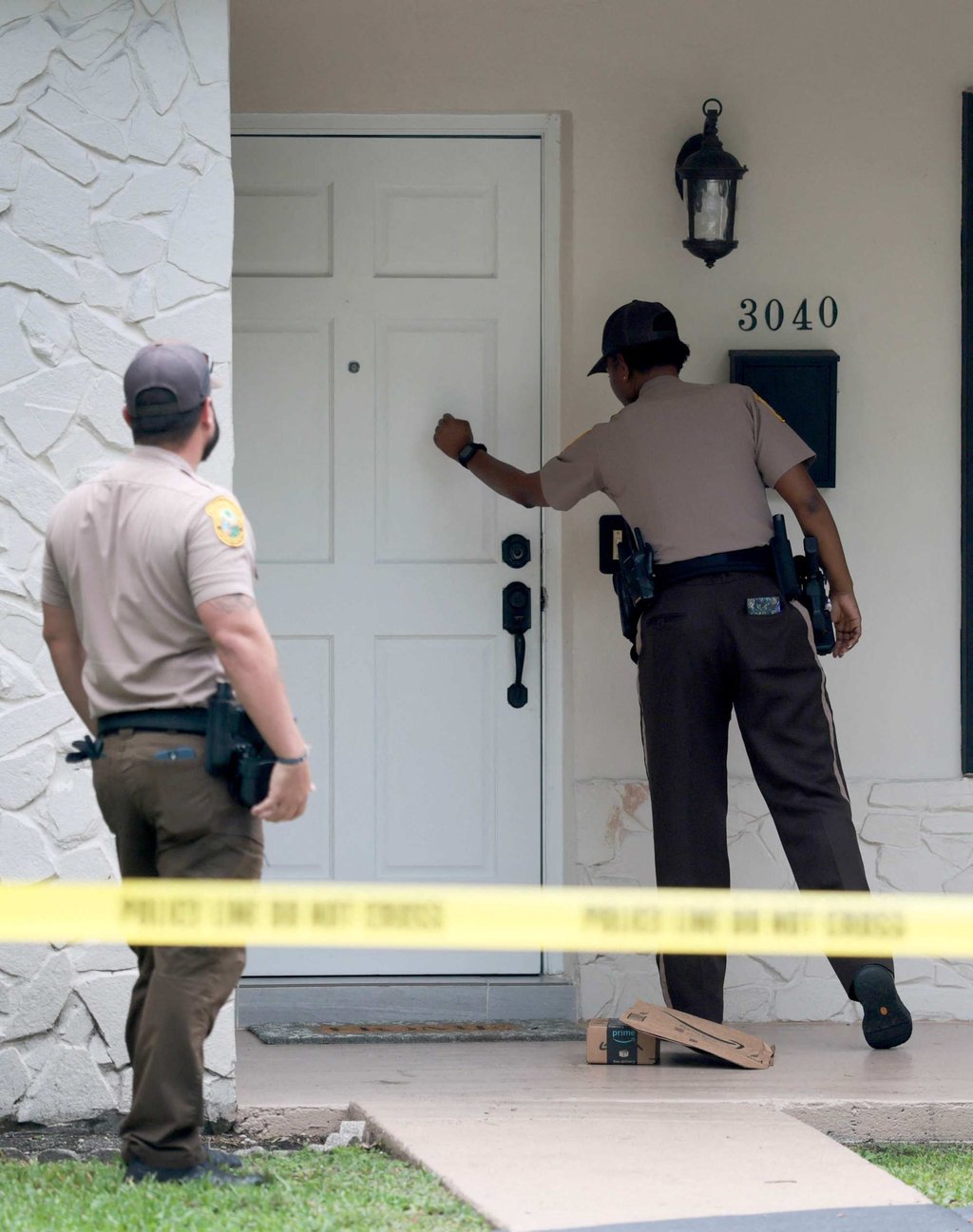 Deputies of the Miami-Dade Sheriff’s Office visit the home where Perez Hilton was found after he appeared to harm himself during a TikTok livestream on August 5. Photo: Getty Images/AFP Deputies of the Miami-Dade Sheriff’s Office visit the home where Perez Hilton was found after he appeared to harm himself during a TikTok livestream on August 5. Photo: Getty Images/AFP