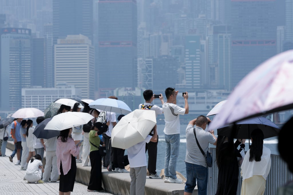The extremely hot weather is expected to continue into early next week. Photo: Dickson Lee The extremely hot weather is expected to continue into early next week. Photo: Dickson Lee