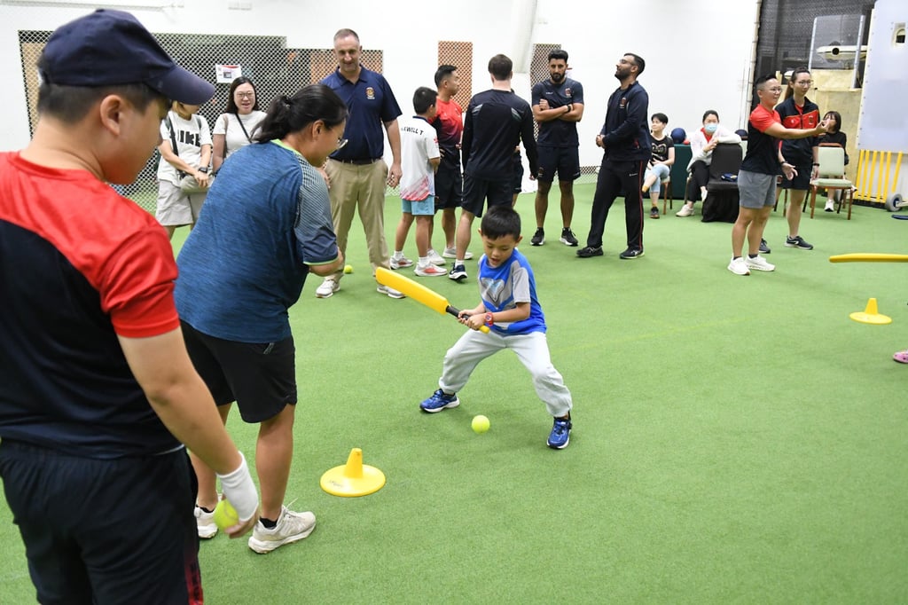 Hong Kong’s Emma Lai (left) coaches a child taking part in a cricket activity during Sports For All Day. Photo: HKCC Hong Kong’s Emma Lai (left) coaches a child taking part in a cricket activity during Sports For All Day. Photo: HKCC