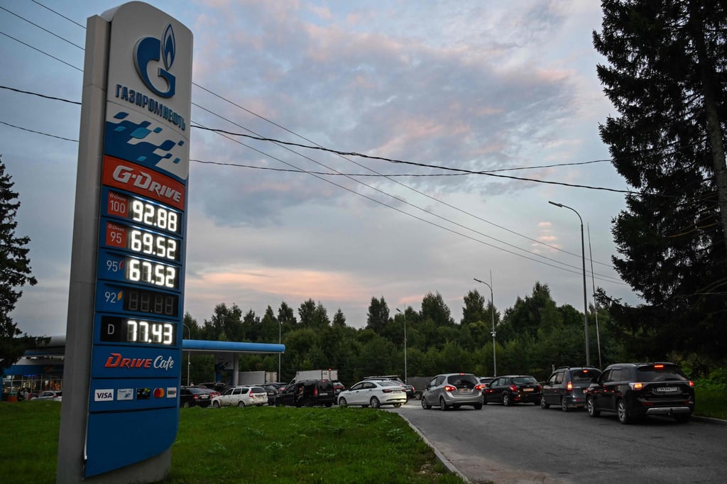 People queue to refuel their cars at a petrol station on the outskirts of Pereslavl-Zalesskiy, about 140km from Moscow, on Thursday. Several regions have introduced rationing. Photo: AFP People queue to refuel their cars at a petrol station on the outskirts of Pereslavl-Zalesskiy, about 140km from Moscow, on Thursday. Several regions have introduced rationing. Photo: AFP