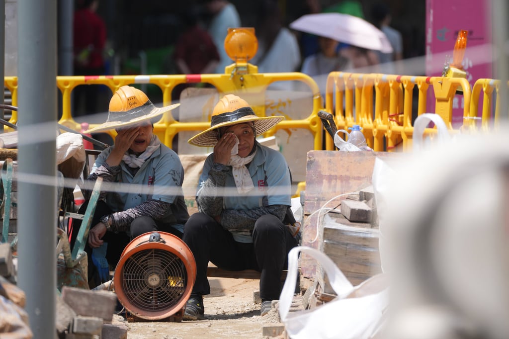 Workers take a rest during the extreme heatwave this week. Photo: Sam Tsang
