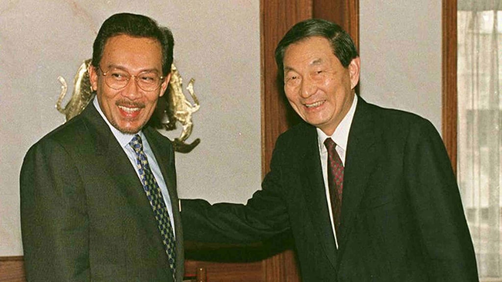Zhu Rongji pictured in 1996 with Anwar Ibrahim, who remembered the Chinese premier as a “good friend”. Photo: AFP