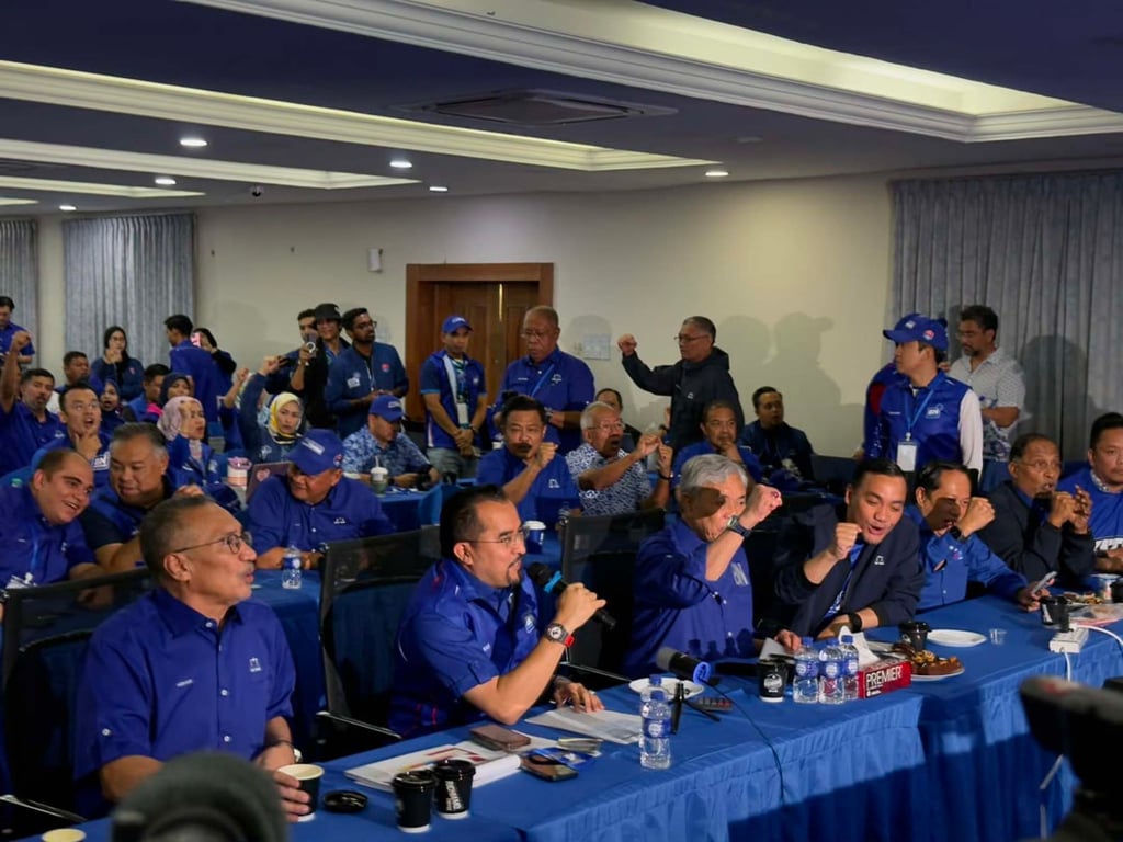 Barisan Nasional leaders cheer at the coalition’s command centre in Johor Bahru as unofficial results show BN leading in the state election in Malaysia in July. Photo: Iman Muttaqin Yusof