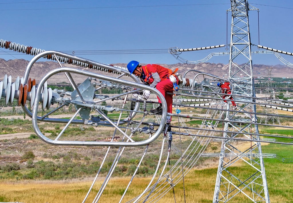 Work on the Bazhou-Tieganlik-Ruoqiang transmission line in Korla, China. Private capital is being used to bring clean energy to remote regions of the country. Photo: Getty Images/NurPhoto
