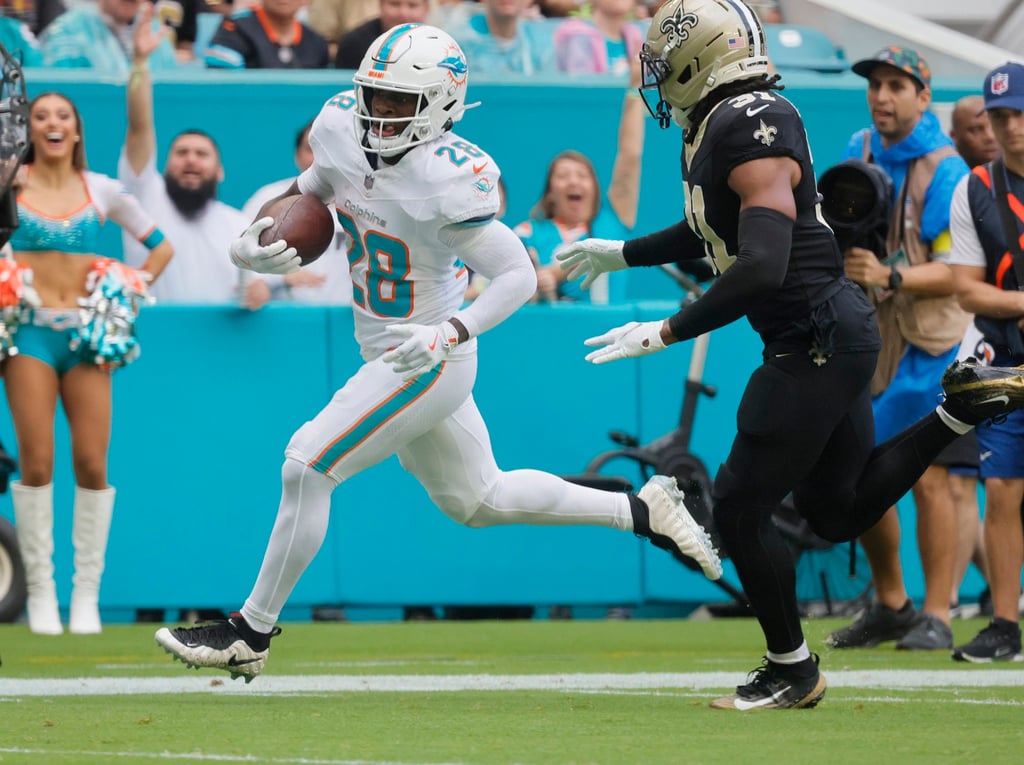 Miami Dolphins running back De’Von Achane (left) in action in 2025. The franchise is now part-owned by Xiaomi co-founder and chairman Bin Lin. Photo: South Florida Sun Sentinel/TNS