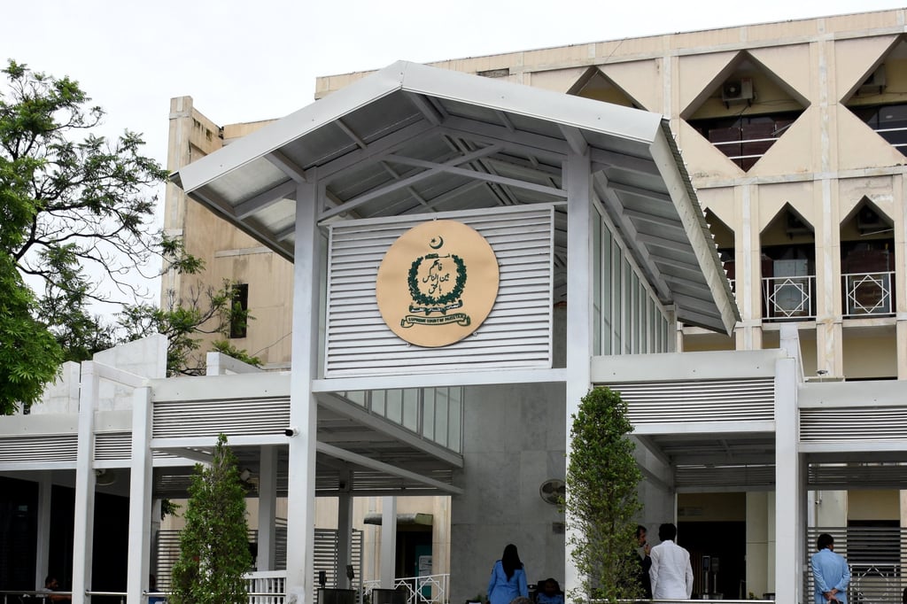 People stand inside the premises of Pakistan's Supreme Court following the court order to move jailed former prime minister Imran Khan to Shifa International Hospital, in Islamabad on Wednesday. Photo: Reuters People stand inside the premises of Pakistan's Supreme Court following the court order to move jailed former prime minister Imran Khan to Shifa International Hospital, in Islamabad on Wednesday. Photo: Reuters