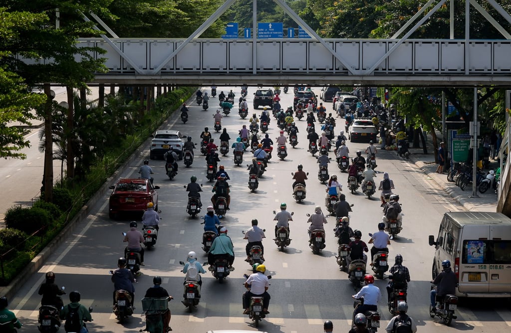 Motorists ride under scorching heat on a street in Hanoi, on August 10. Photo: EPA Motorists ride under scorching heat on a street in Hanoi, on August 10. Photo: EPA