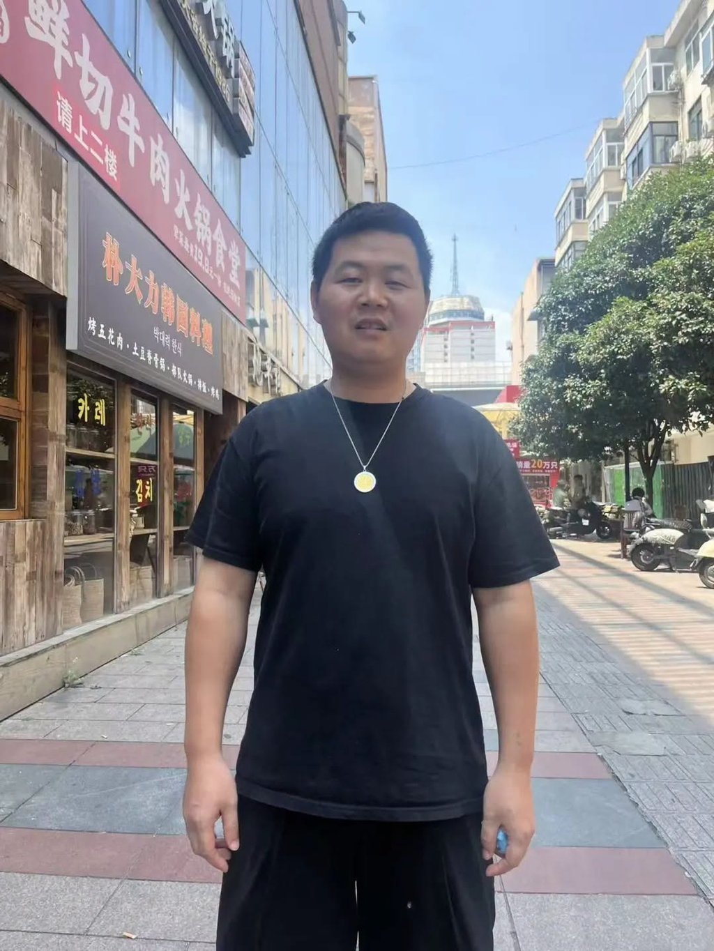 A father’s note about his child’s chemotherapy restrictions deeply moved a food vendor named Wang, above, who immediately stepped in to help. Photo: CCTV