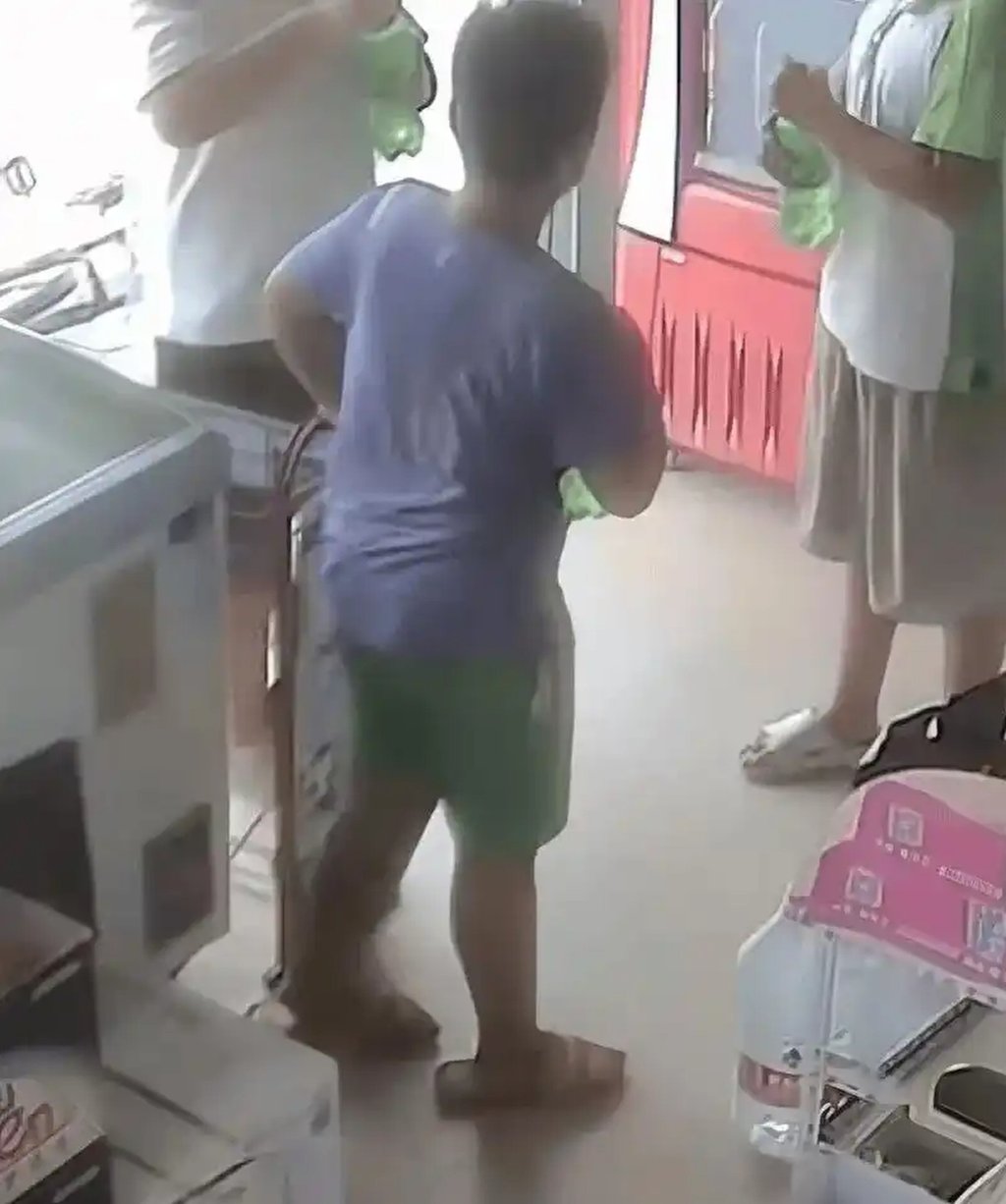 The trio seen discussing how to help struggling store owner Chen before pooling their limited resources on his counter. Photo: Baidu The trio seen discussing how to help struggling store owner Chen before pooling their limited resources on his counter. Photo: Baidu