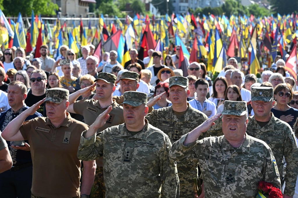 Ukrainian military members and others sing the country’s national anthem as they pay tribute to fallen Ukrainian soldiers at Lychakiv Cemetery in Lviv on Monday. Photo: AFP Ukrainian military members and others sing the country’s national anthem as they pay tribute to fallen Ukrainian soldiers at Lychakiv Cemetery in Lviv on Monday. Photo: AFP
