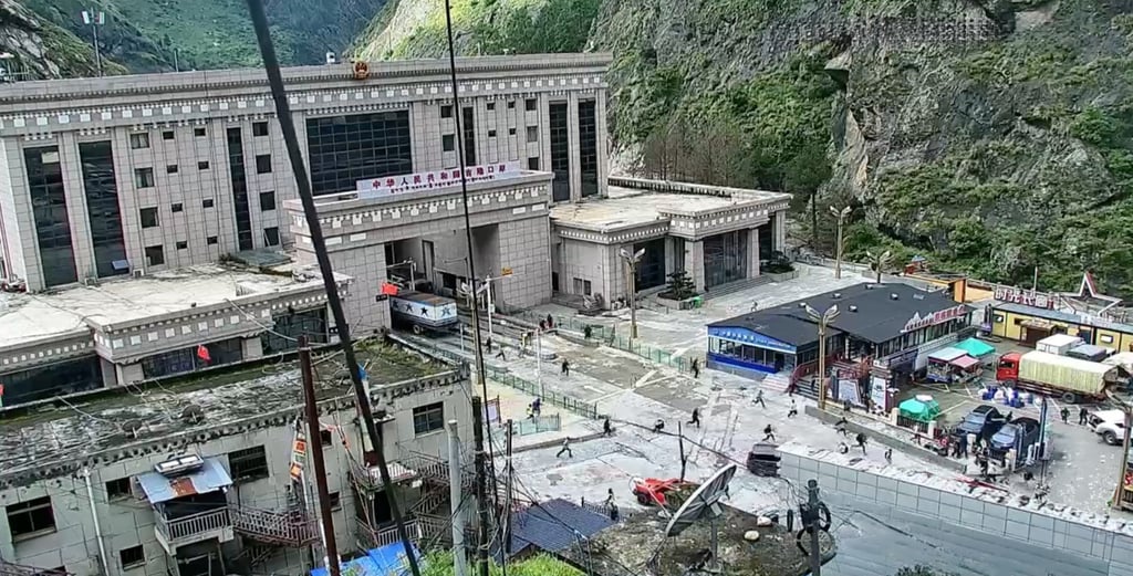 A clip circulating online shows people on the ground fleeing, moments before the landslide struck. Photo: Handout A clip circulating online shows people on the ground fleeing, moments before the landslide struck. Photo: Handout