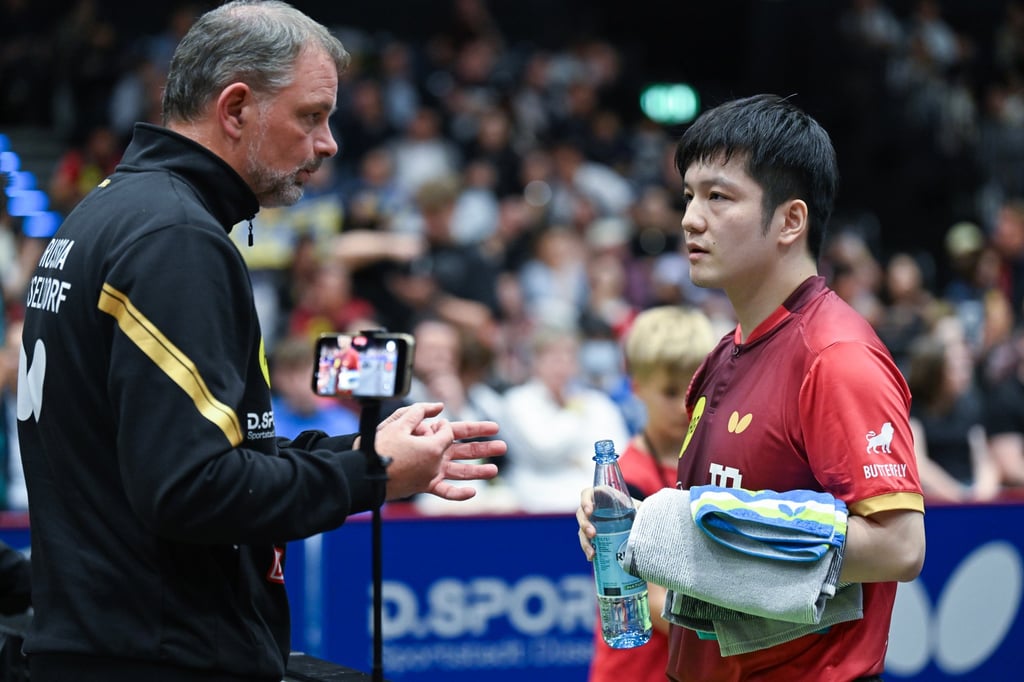 Fan Zhendong talks with his Borussia Dusseldorf coach Danny Heister (left) during the tie with TSV Bad Konigshofen. Photo: Xinhua Fan Zhendong talks with his Borussia Dusseldorf coach Danny Heister (left) during the tie with TSV Bad Konigshofen. Photo: Xinhua