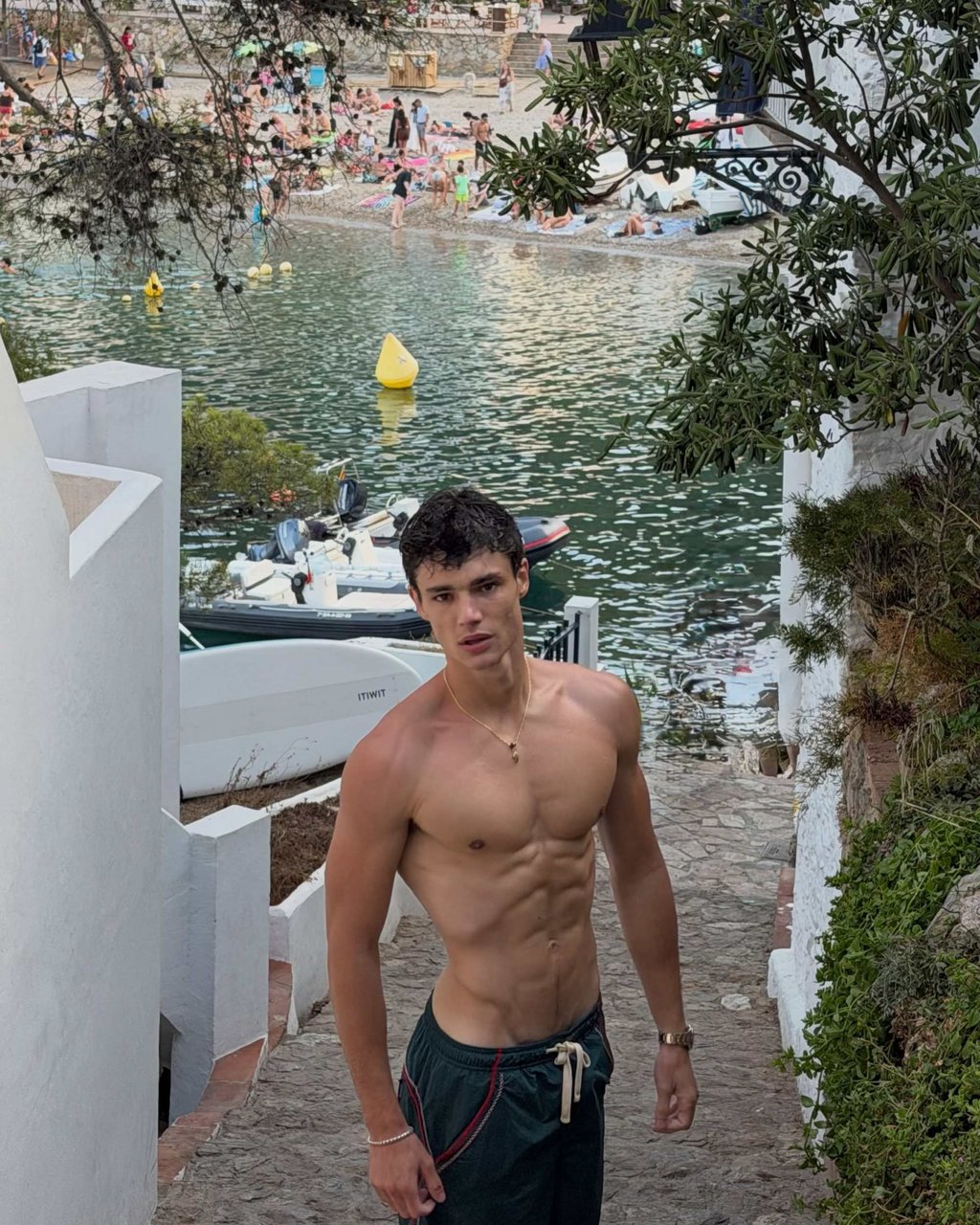 When he is not in front of the camera, the athletic Fernando Lindez stays active with golf, water-skiing and kickboxing. Photo: @fernando_lindez/Instagram When he is not in front of the camera, the athletic Fernando Lindez stays active with golf, water-skiing and kickboxing. Photo: @fernando_lindez/Instagram