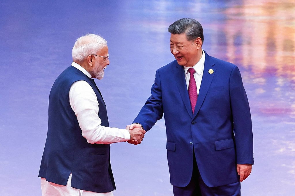 El primer ministro de la India, Narendra Modi, y el presidente de China, Xi Jinping, se dan la mano en la cumbre de la Organización de Cooperación de Shanghái celebrada en Tianjin el año pasado. Foto: Oficina de Información de Prensa de la India/AFP