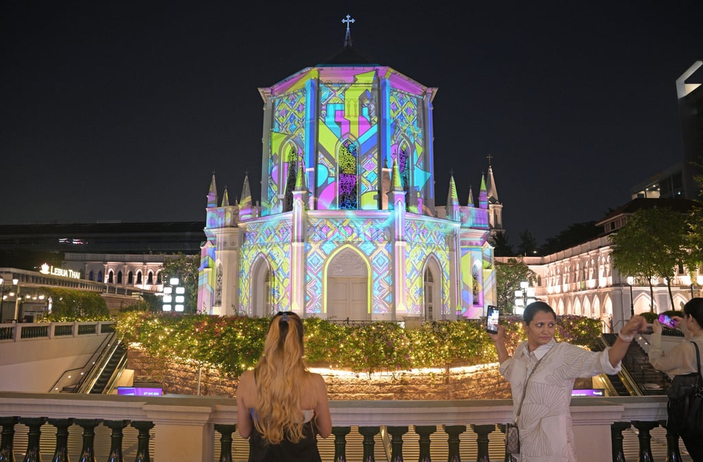 People view a light projection as part of a preview of the Singapore Night Festival in Singapore, on August 19. Photo: Xinhua