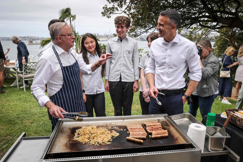 Australian Prime Minister Anthony Albanese (left) talks to schoolchildren and the Premier of South Australia Peter Malinauskas (right), as he cooks sausages on a barbecue during an official function to mark the start of Australia’s social media reform at Kirribilli House in Sydney on December 10, 2025. Photo: AFP Australian Prime Minister Anthony Albanese (left) talks to schoolchildren and the Premier of South Australia Peter Malinauskas (right), as he cooks sausages on a barbecue during an official function to mark the start of Australia’s social media reform at Kirribilli House in Sydney on December 10, 2025. Photo: AFP