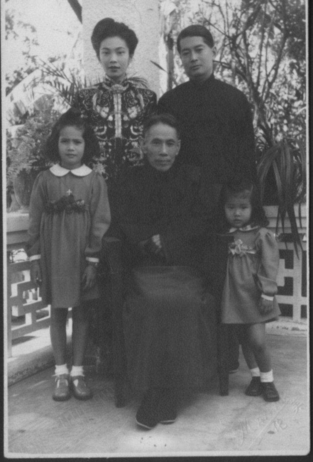 Seven-year-old Nancy (left) with her Aunty Nan, father Kwan Wing-hong, half-sister Betty and grandfather Kwan Chee-who, in 1946. Photo: courtesy Nancy Kwan