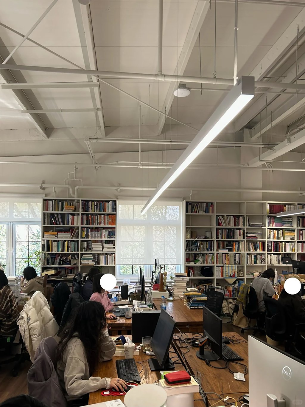 While offices often use cool-toned lighting to enhance alertness and productivity, experts warn that this strategy may have the opposite effect. Photo: RedNote