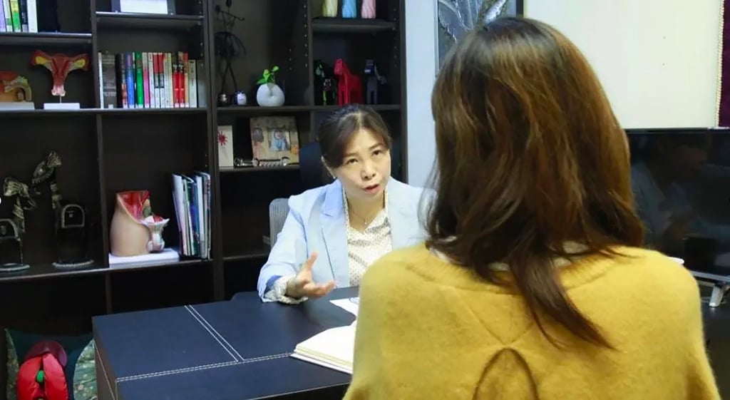 Tong navigates her clients’ most intimate challenges, including instances where individuals lacked basic sexual knowledge, mistakenly believing that sharing a bed could lead to pregnancy. Photo: QQ.com