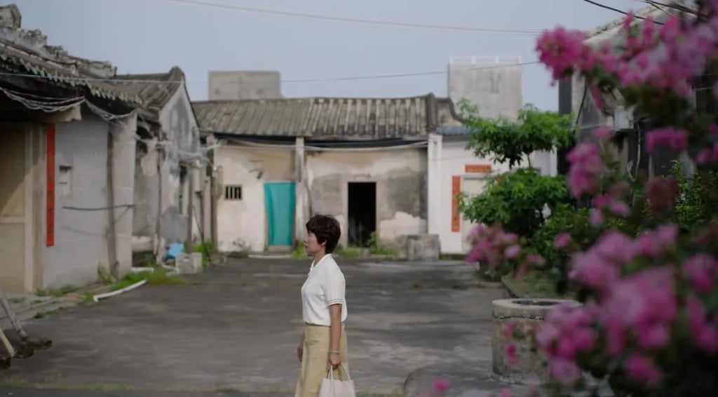 In her videos, Li, always elegantly dressed, showcases her confidence as she sings English songs with an accent, all while strolling through picturesque parks and scenic spots. Photo: QQ.com