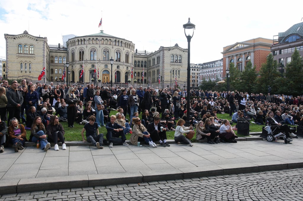 People watch the funeral of Norway’s King Harald at a public viewing in Oslo on Wednesday. Photo: Reuters