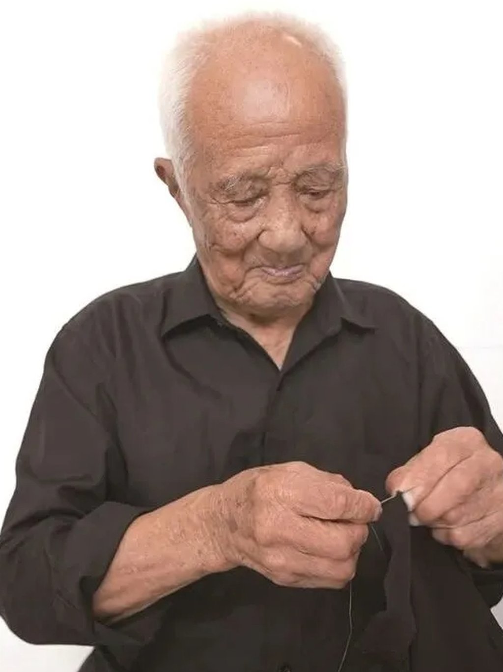 Emphasising his independence, Wang proudly manages his own laundry, bathing, and even showcases his sewing skills, defying age-related limitations. Photo: QQ.com