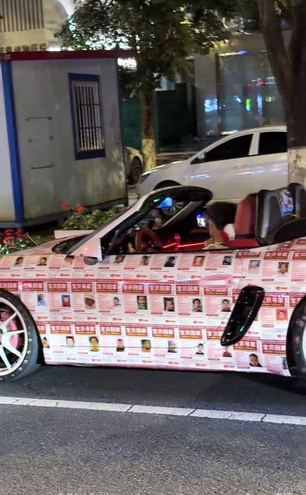 Responding to criticism that he was merely seeking attention, Du noted that the more eyes on his car, the higher the chances of someone recognising a missing child. Photo: Sohu