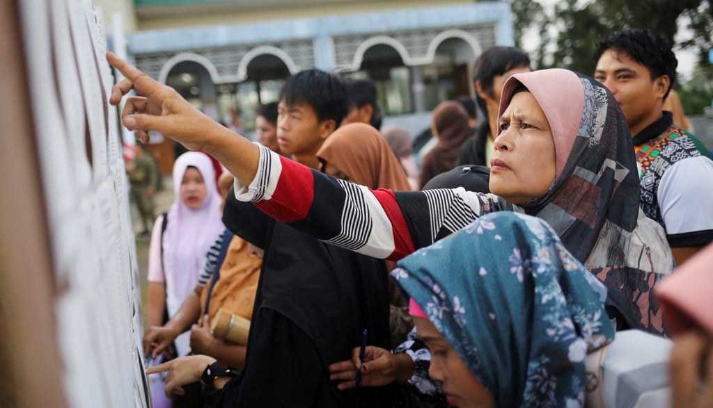 People look for their precincts during the first Bangsamoro parliamentary election in Pahamuddin on Monday. Photo: Reuters People look for their precincts during the first Bangsamoro parliamentary election in Pahamuddin on Monday. Photo: Reuters
