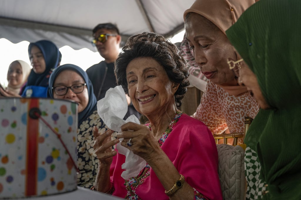 Siti Hasmah chats with women at a cafe in Puchong, on the outskirts of Kuala Lumpur, in May last year. Photo: AFP